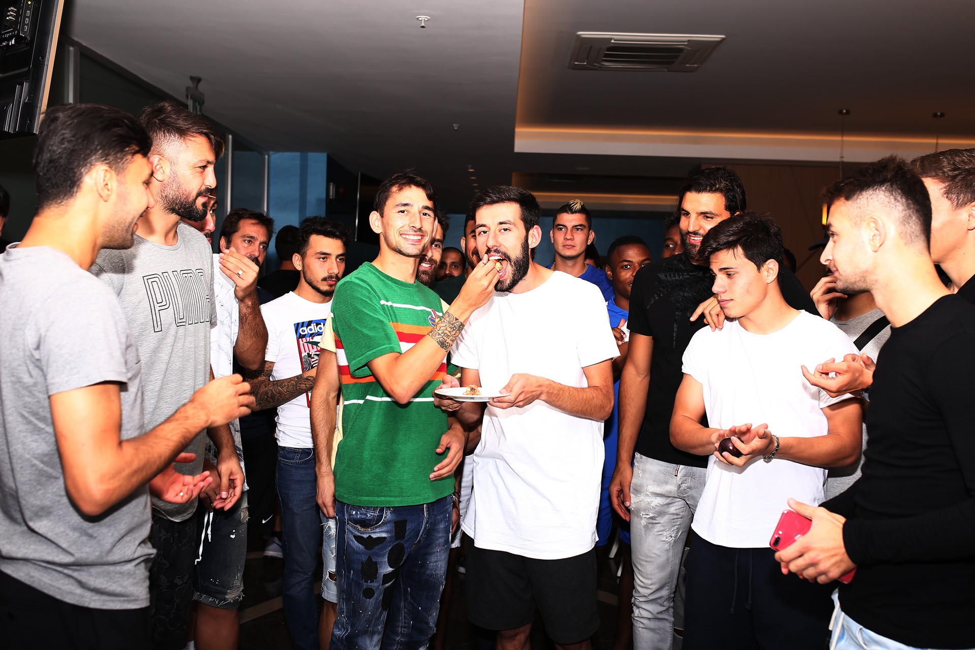 Caner’e doğum günü kutlaması