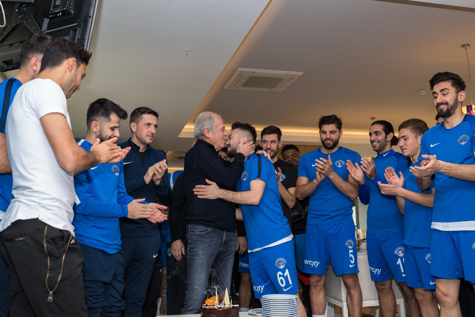 Özgür’e doğum günü kutlaması