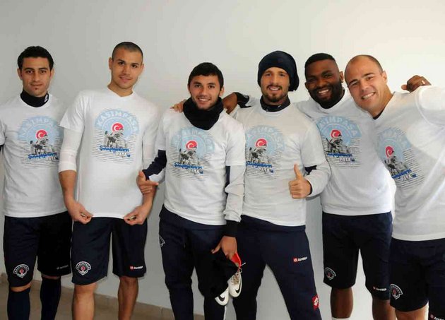 ’Şampiyonların Paşası’ hatıra tişörtleri satışta